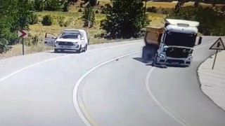 Böyle kaza görülmedi: Yolun ortasındaki yaralı serçeyi kurtarmak isterken kamyon çarptı