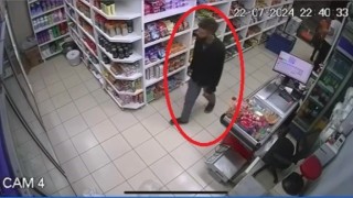 Bu kadarı pes dedirtti... Markette telefon hırsızlığı kamerada