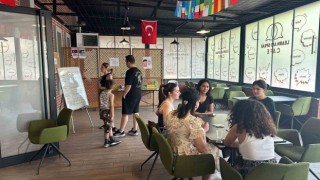 Bu kafede sadece İngilizce konuşuluyor