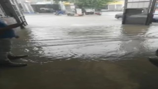 Bucakta sağanak yağış etkili oldu, iş yerlerini su bastı