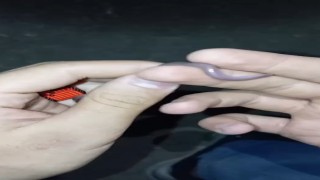 Buldukları yavru yılanı ellerine alıp oynadılar