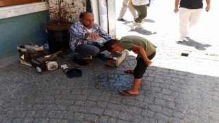 Bunaltıcı sıcağa rağmen ekmek parası peşindeler