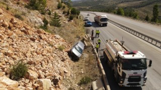 Burdur-Antalya yolunda kaza: Kontrolden çıkan otomobil bariyeri aşıp kayalıklara çarptı