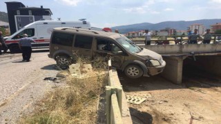 Burdurda iki otomobil çarpıştı, araçlardan biri köprüde asılı kaldı: 3 yaralı
