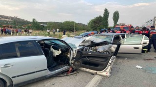 Burdur'da iki otomobil kafa kafaya çarpıştı: 1 ölü, 9 yaralı