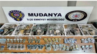 Bursada 100 bin liralık kaçak elektronik saat ele geçirildi