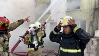 Bursada 3 katlı bina alev alev yandı