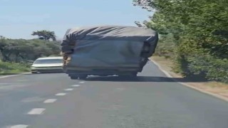 Bursada aşırı yükle seyreden kamyonet trafiği tehlikeye attı