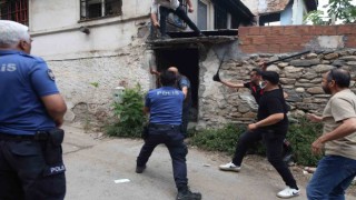 Bursada çöp evini temizletmeyip polisi bıçakladı
