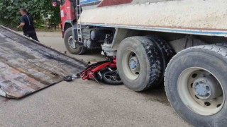 Bursada motosiklet kamyonun altına girdi: 1 yaralı
