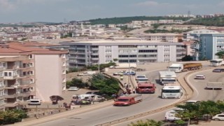 Bursada virajı alamayan araç site bahçesine uçtu : 3 yaralı