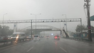 Bursada yollar dereye, merdivenler şelaleye döndü