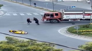 Büyükçekmecede kazadan sorumlu tuttuğu kamyon şoförünün kafasına kaskıyla vurdu