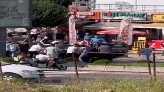 Büyükçekmecede tuhaf kaza kamerada: Düz yolda kaldırıma çarpıp böyle devrildi