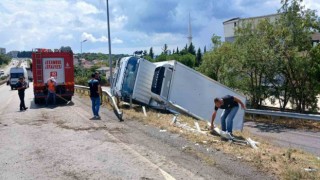 Büyükçekmecede yağmur nedeniyle kayganlaşan yolda kamyon devrildi: 1 yaralı