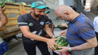 Büyükşehir hem çiftçiyi hem vatandaşı gülümsetti
