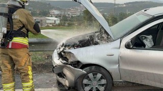 Çarpışan otomobillerden biri alev aldı