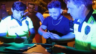 Ceza yiyince kahkahayla imza attı, espri yapıp gülerek “Oh” çekti
