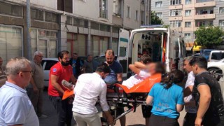 Cezaevi firarisi polisi görünce balkondan otomobilin tavanına atladı