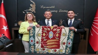 CHP Lideri Özgür Özel'e Karatepe Kilimi Hediye Edildi