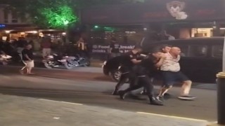 Çılgına dönen grubu polis bile ayıramadı, kimse kavganın sebebini anlamadı