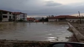Çocuklar su birikintisinde yüzerek serinledi