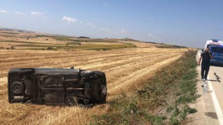 Çorluda otomobil tarlaya devrildi: 1i çocuk 3 yaralı