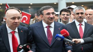Cumhurbaşkanı Yardımcısı Yılmaz, 15 Temmuz Anıtına çelenk bıraktı