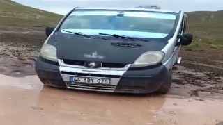 Dağda mahsur kalan baba ve oğlu itfaiye ekipleri tarafından kurtarıldı