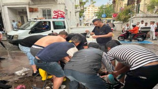 Dakikalarca yağmur altında kaldılar, elektrik akımına kapılan 2 kişiden acı haber