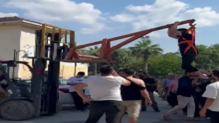 Damadı forklifte astılar, bahçe hortumuyla yıkadılar