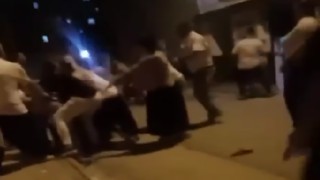 Demir çubuklu, sopalı ve taşlı kavgada sokak savaş alanına döndü: 7 yaralı
