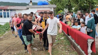 Denizde akıntıya kapılan vatandaşı boğulmaktan restoran çalışanı kurtardı