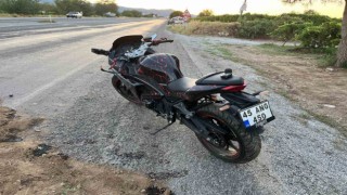 Denizlide motosiklet şarampole devrildi; 2 yaralı