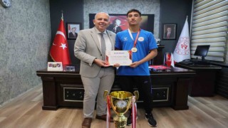 Denizlinin güreşte sırtı yere gelmiyor