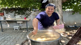 Deprem bölgesinde bolluk ve bereketin simgesi aşure odun ateşinde pişti