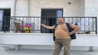 Deprem konutlarının ilk misafiri Vali Yılmaz oldu