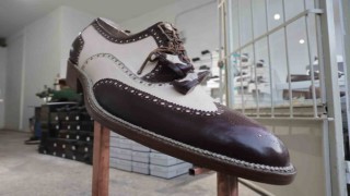 Depremde enkazdan çıkarılan 51 yıllık 1 metrelik ayakkabı Aksarayda