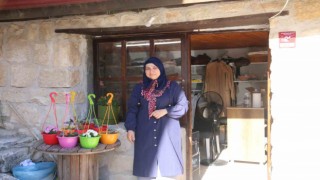 Depremde evi ve 2 katlı iş yeri yıkılan kadın, 12 metrekarelik mağazasında hayata tutundu