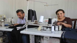 Depremin yıkamadığı 30 yıllık terzi kardeşler, mesailerini konteyner iş yerinde sürüdrüyorlar