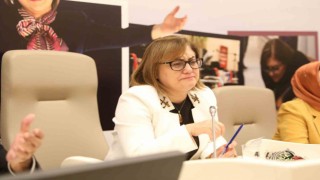 Depremzede vatandaşlarla bir araya gelen Şahin gözyaşlarını tutamadı
