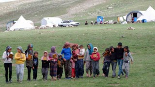 Devlet onları unutmadı: Göçer çadırında Kuran kursu