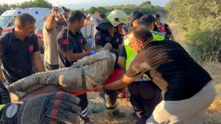 Devrilen kamyonette sıkışan 2 kişiyi itfaiye kurtardı
