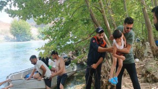 Dicle Nehrinde mahsur kalan 10 kişilik aile kurtarıldı