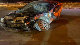 Direksiyon hakimiyetini kaybeden otomobil ağaca çarptı: 3 yaralı