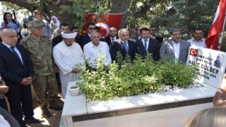 Diyarbakırda 15 Temmuz şehidi kabri başında dualarla anıldı