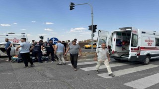 Diyarbakır'da iki otomobil çarpıştı: 1'i kadın 4 yaralı