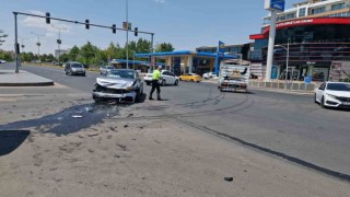 Diyarbakırda iki otomobil çarpıştı: 2 hafif yaralı