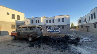 Diyarbakırda iki yıldır park halinde olan minibüs ve otomobil kül oldu