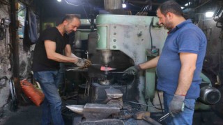 Diyarbakırda kavurucu sıcaklara rağmen ateş önünde baba mesleğini 24 yıldır sürdürüyor